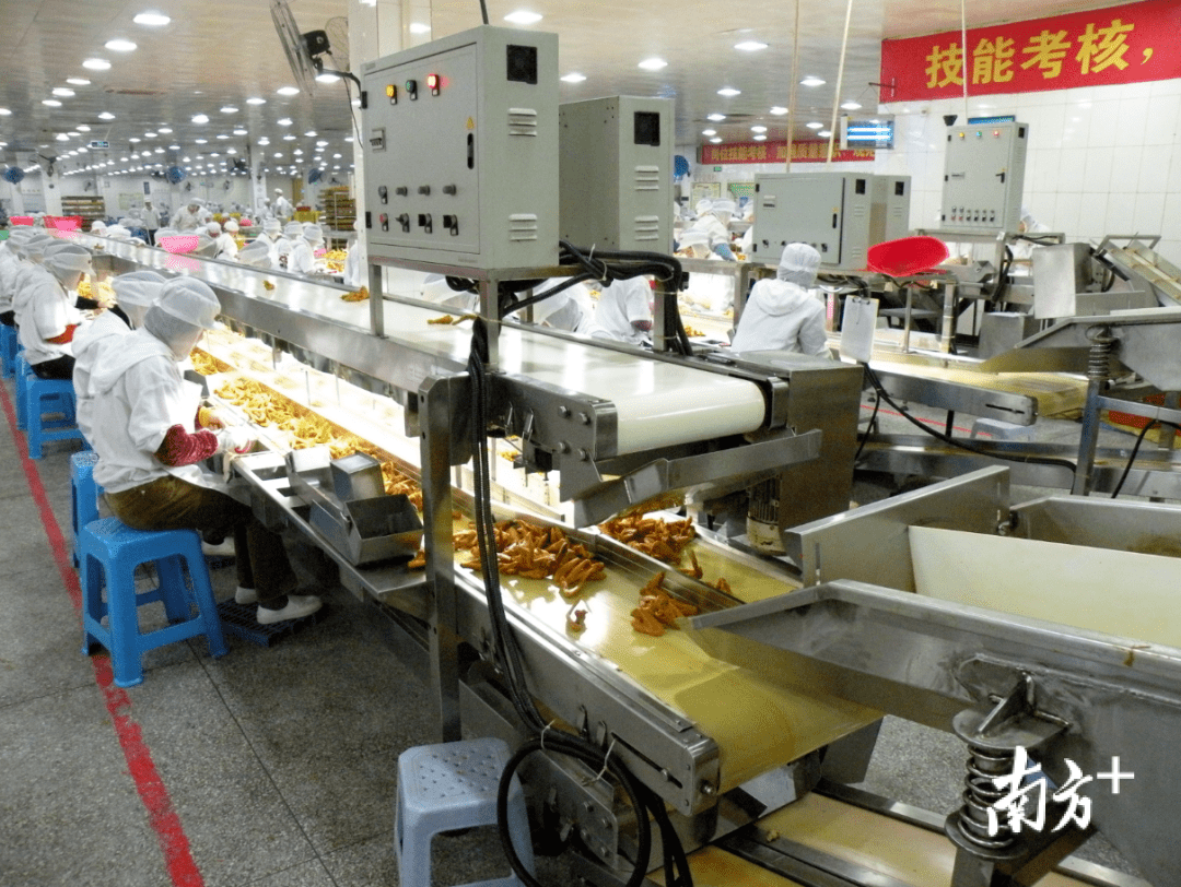 在無(wú)窮食品的生產(chǎn)車(chē)間,工作人員正在對(duì)產(chǎn)品進(jìn)行質(zhì)量檢查.